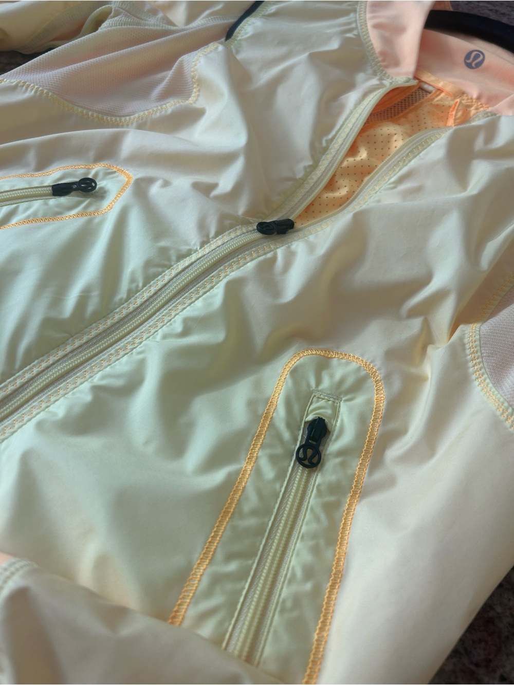 Lululemon light run jacket 
Reversible sz 4 euc - Picture 9 of 9